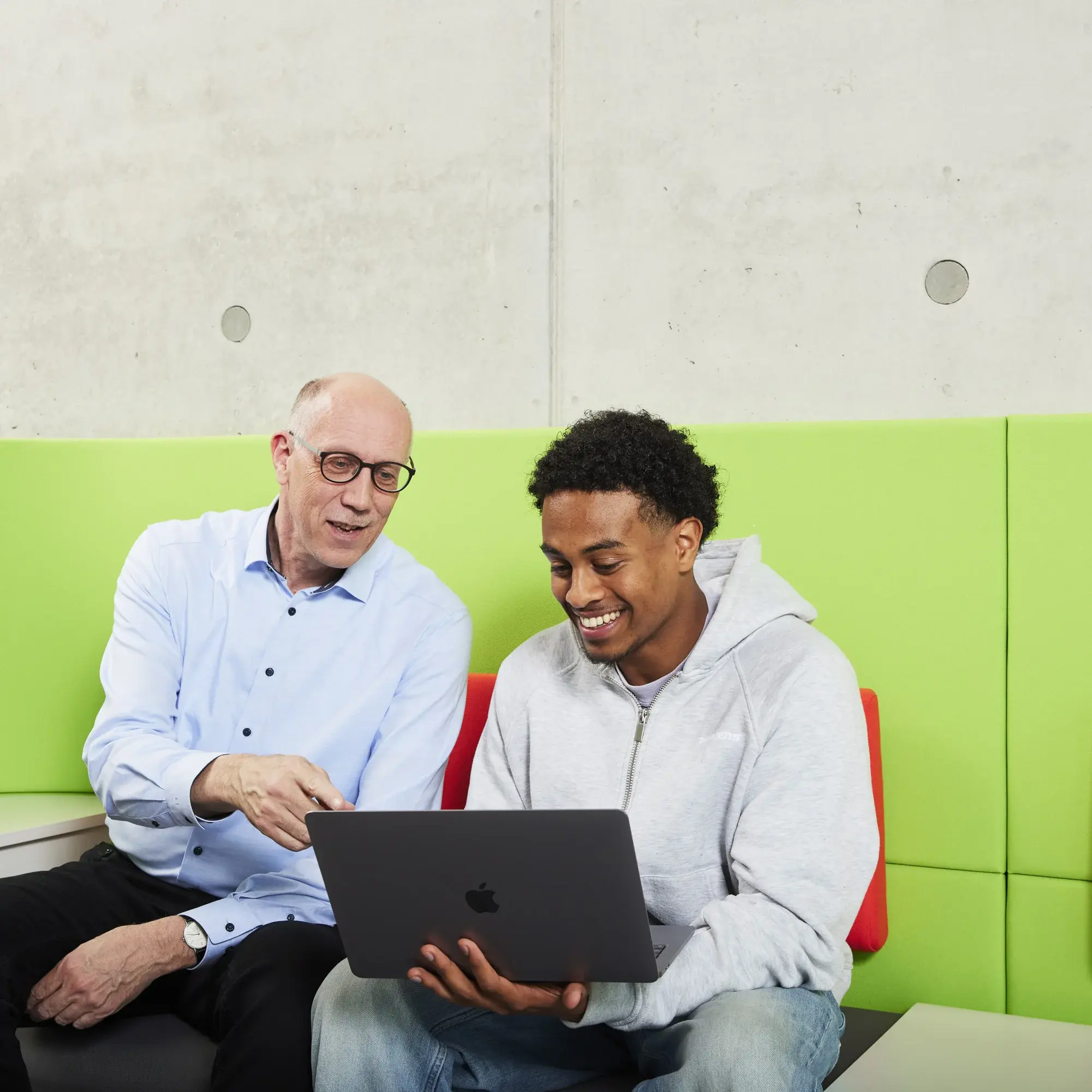 Ein Studierender bespricht sich mit Professor Dr. Martin Engstler.