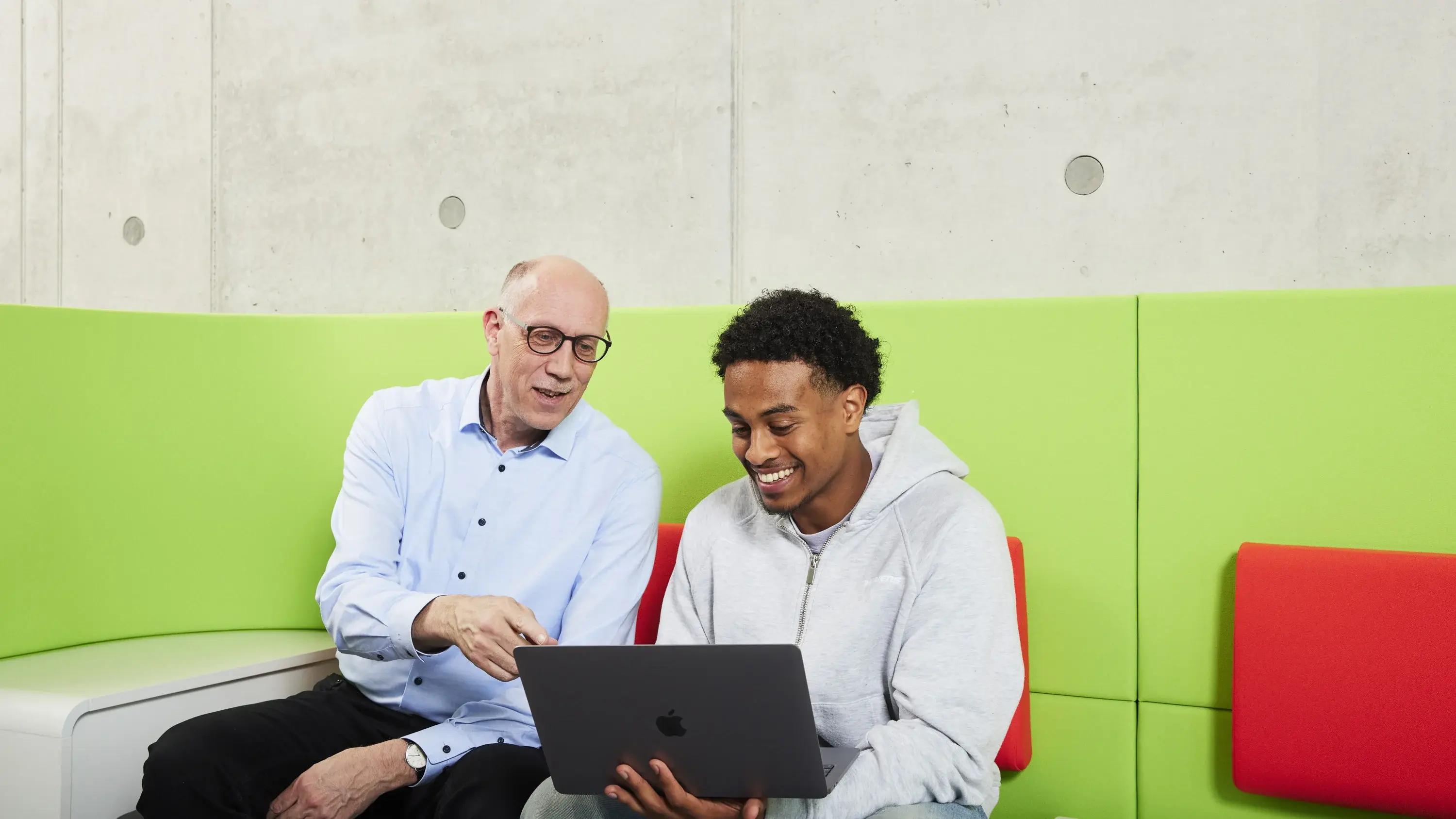 Ein Studierender bespricht sich mit Professor Dr. Martin Engstler.