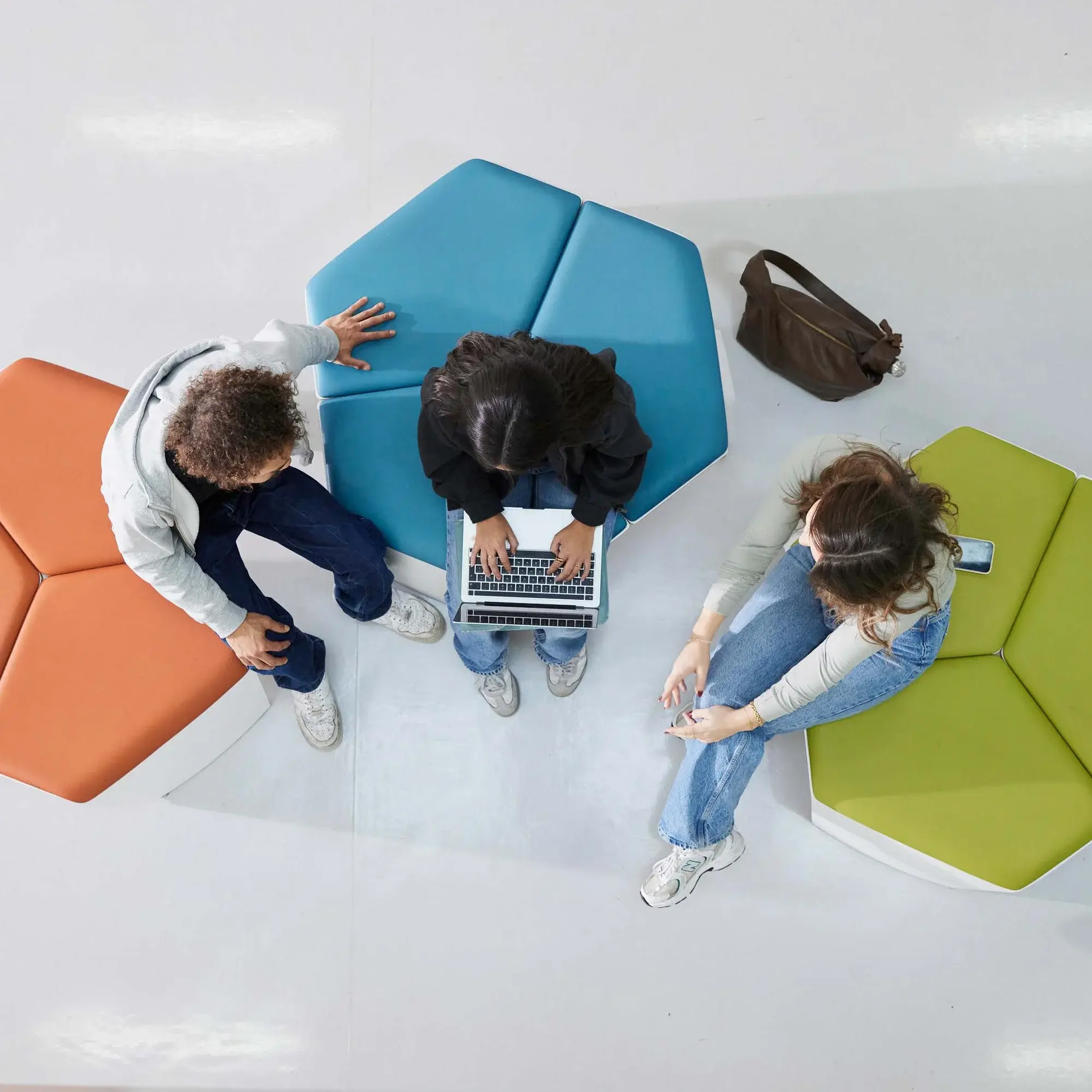 Studierende bei einer Gruppenarbeit aus der Vogelperspektive.