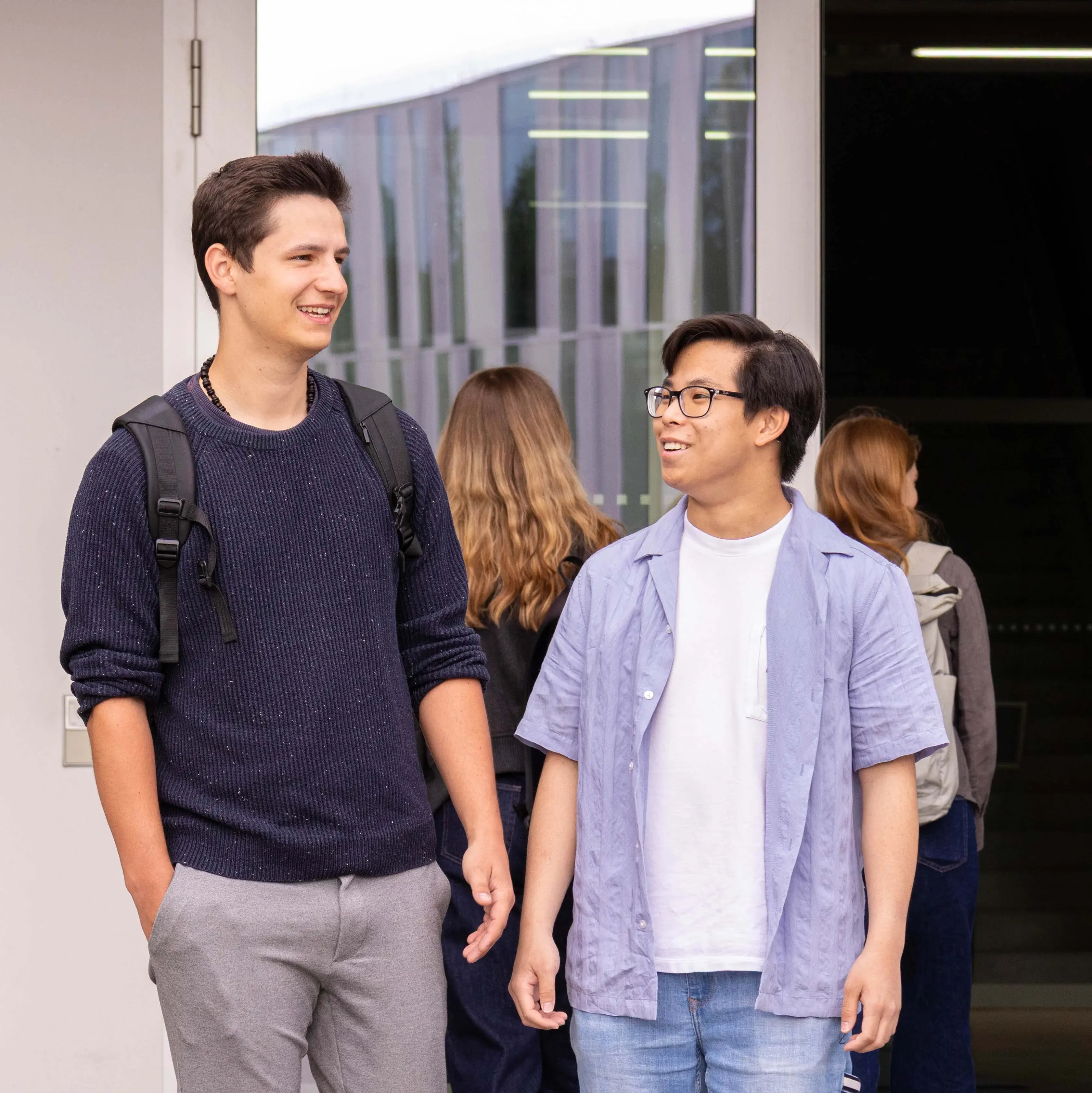 Zwei Studenten verlassen den sogenannten Würfel, ein Nebengebäude der Hochschule der Medien.